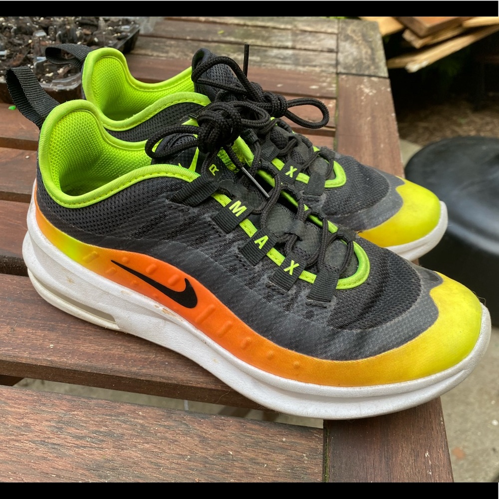 *Like New* Nike Air Max Axis Sneaker